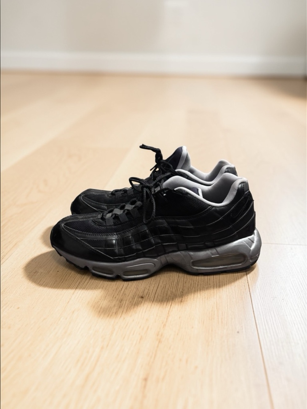 Nike Men's Air Max Black Sneakers with Silver Accents - Cushioned Comfort